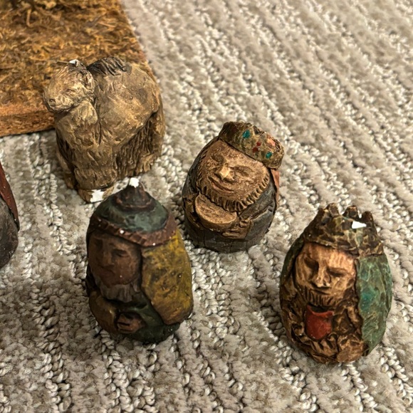 SOLD Small nativity scene, 2” figures, carved and painted plaster - Picture 8 of 12